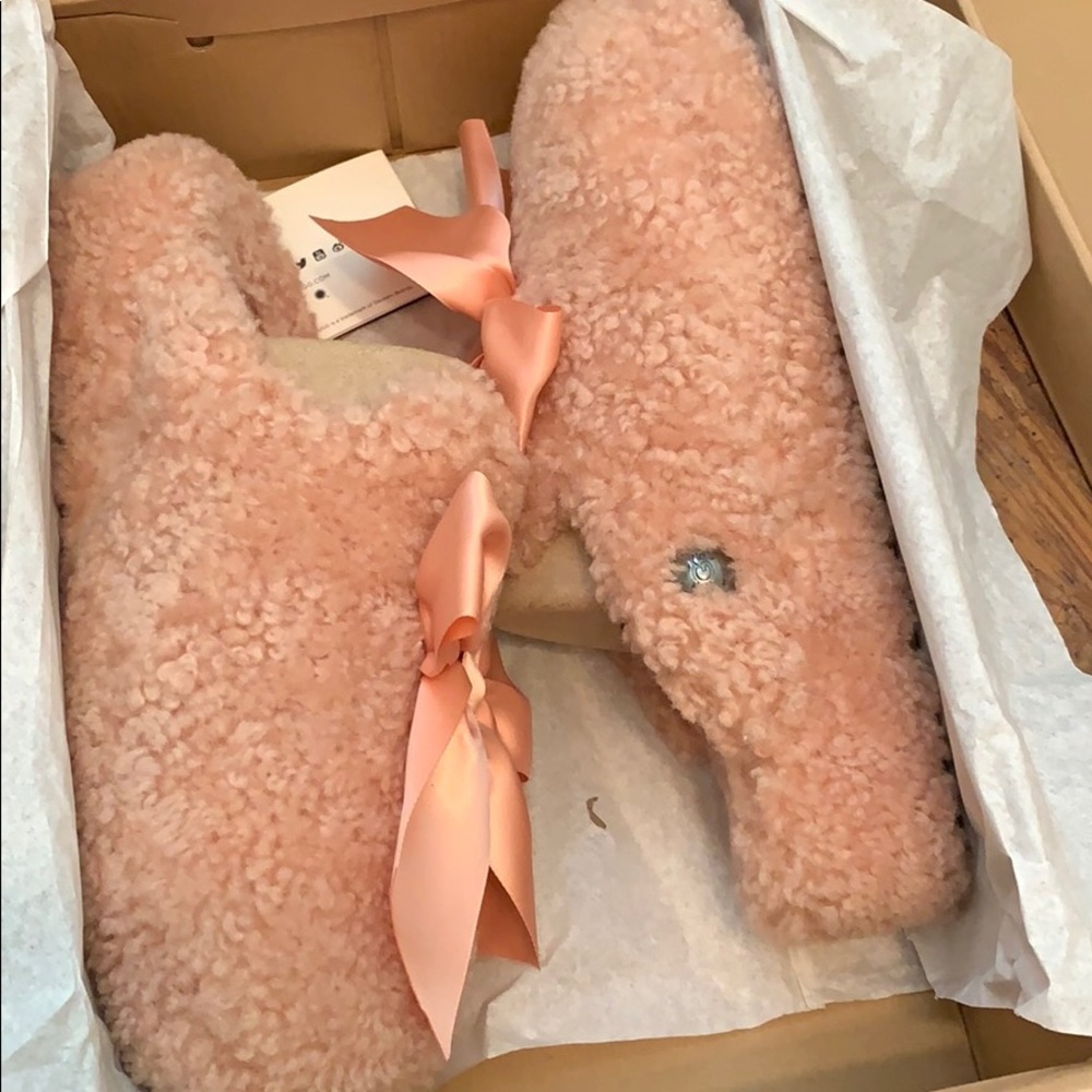 UGG Women's Addison Slipper w/ satin bow